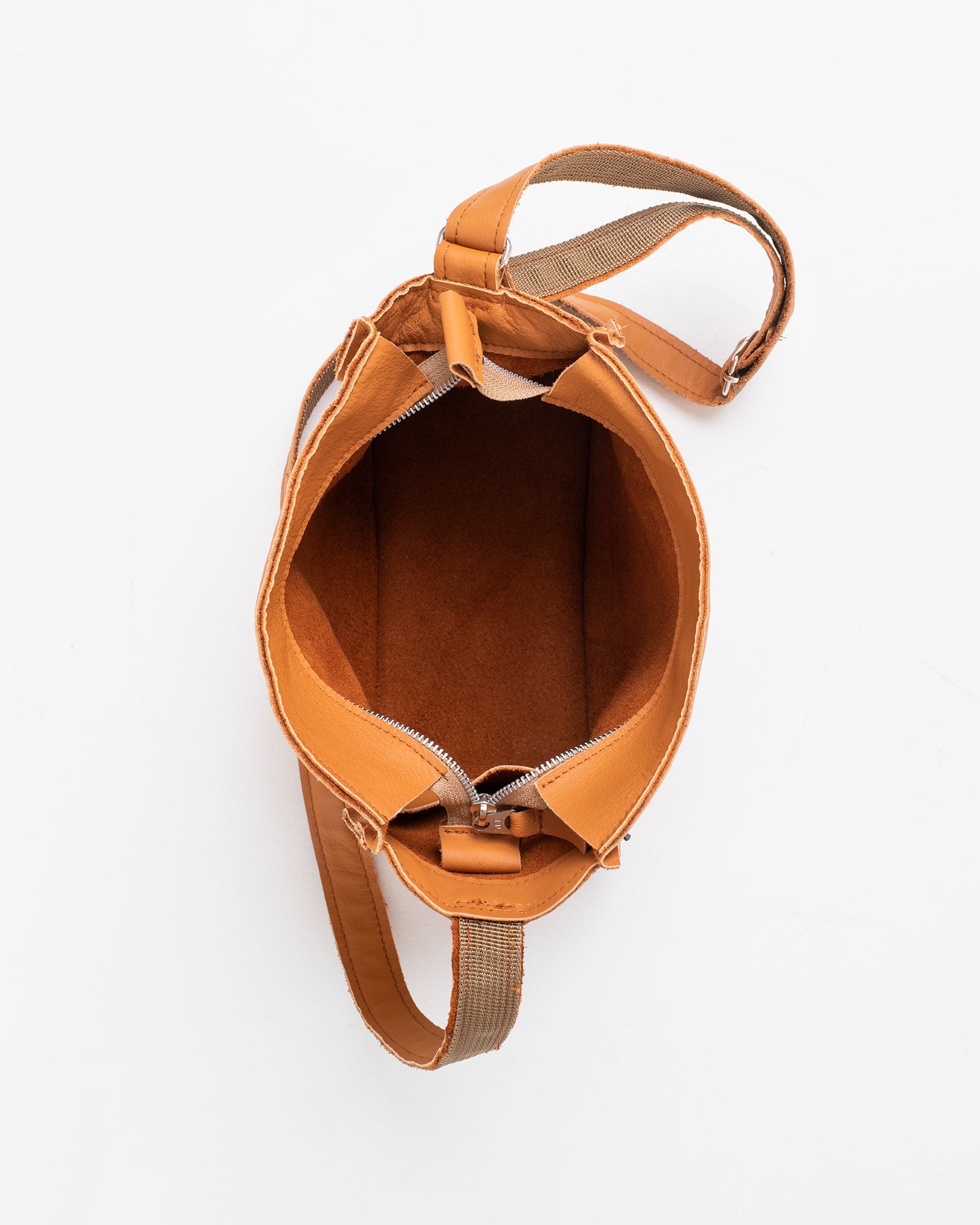 Rankų darbo odinė rankinė per petį Trendbag Folk 1 - Kalvadoso spalvos - luxu.lt