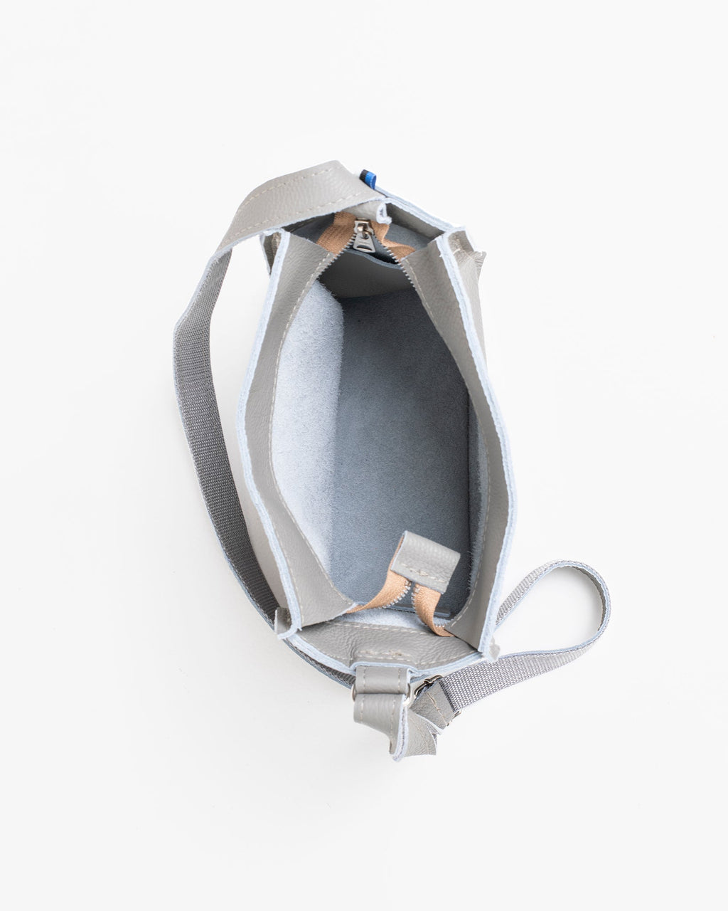 Rankų darbo odinė rankinė per petį Trendbag Folk 1 - Šviesiai pilka - luxu.lt