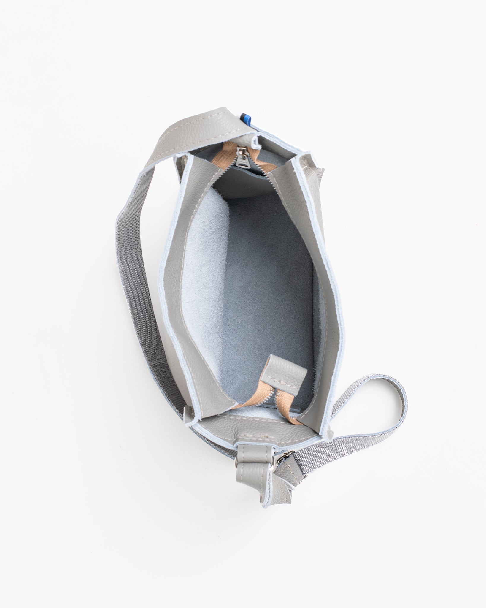 Rankų darbo odinė rankinė per petį Trendbag Folk 1 - Šviesiai pilka - luxu.lt